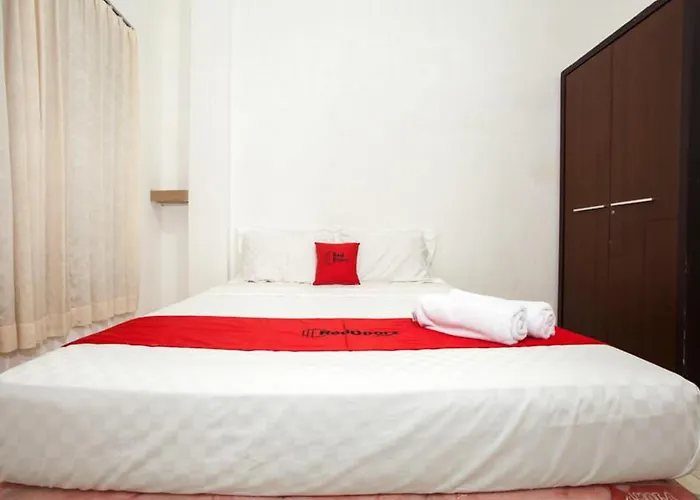 RedDoorz Syariah near Taman Bungkul Hotel Surabaya