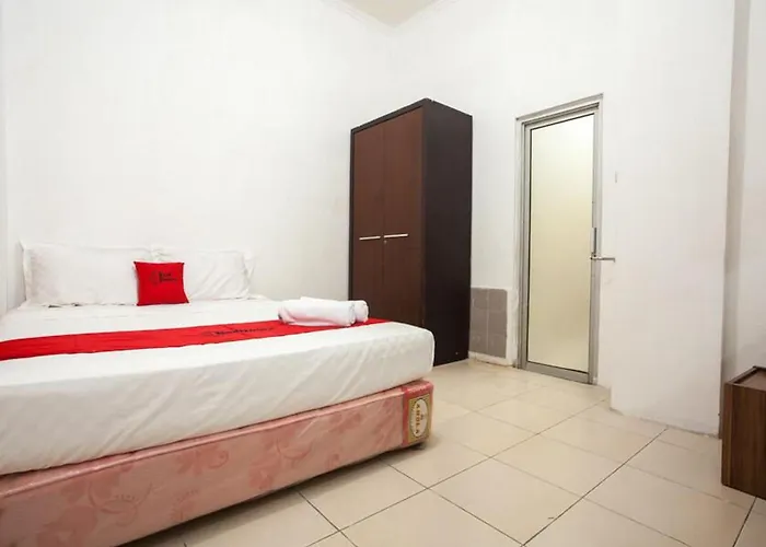 RedDoorz Syariah near Taman Bungkul Hotel Surabaya
