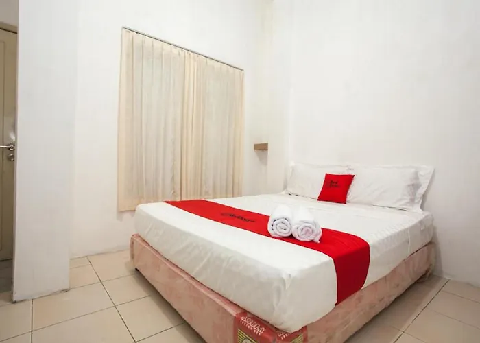 RedDoorz Syariah near Taman Bungkul Hotel Surabaya